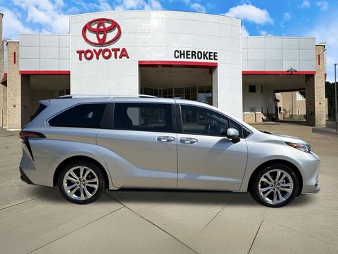 Used 2021 Toyota Sienna Platinum FWD image 4