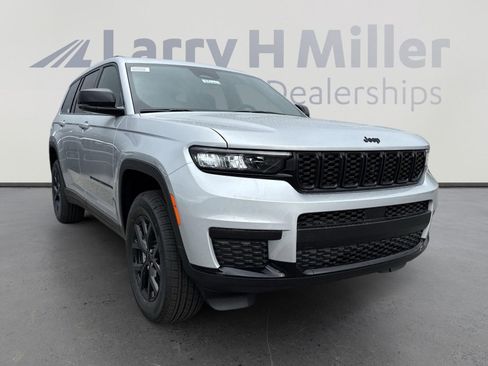 New 2025 Jeep Grand Cherokee L Altitude image 2