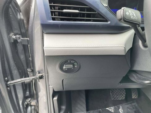 Used 2024 Volkswagen Taos SE image 30