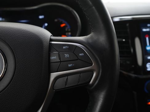 Used 2020 Jeep Grand Cherokee Laredo AWD/4WD image 25