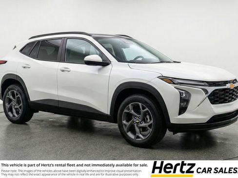 Used 2025 Chevrolet Trax LT FWD image 1