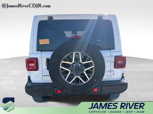 Used 2025 Jeep Wrangler Sahara image 6