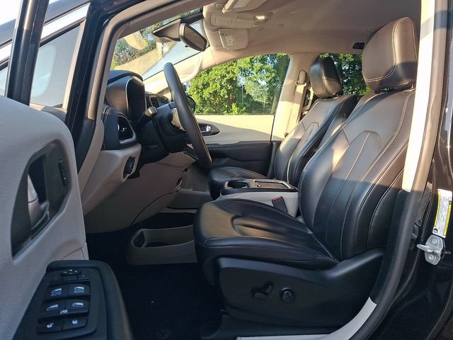 Used 2024 Chrysler Pacifica Limited FWD image 13
