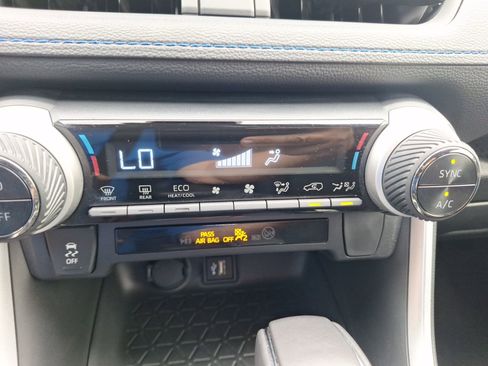 Used 2025 Toyota RAV4 SE image 29