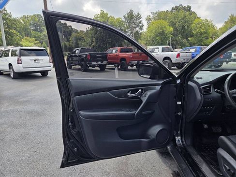 Used 2019 Nissan Rogue SV FWD image 15
