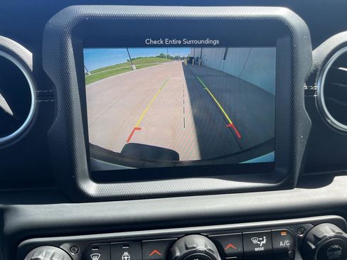 Used 2018 Jeep Wrangler Unlimited Sahara AWD/4WD image 22
