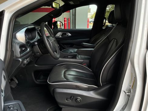 Used 2025 Chrysler Pacifica Limited FWD image 10