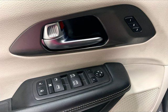Used 2022 Chrysler Pacifica Touring-L FWD image 40