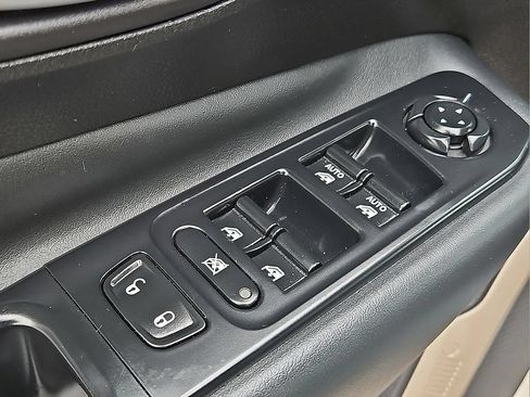 Used 2017 Jeep Renegade Trailhawk AWD/4WD image 16