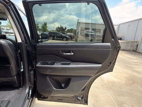 Used 2025 Nissan Pathfinder Platinum FWD image 17