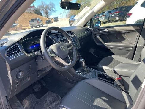 Used 2023 Volkswagen Tiguan SE image 6