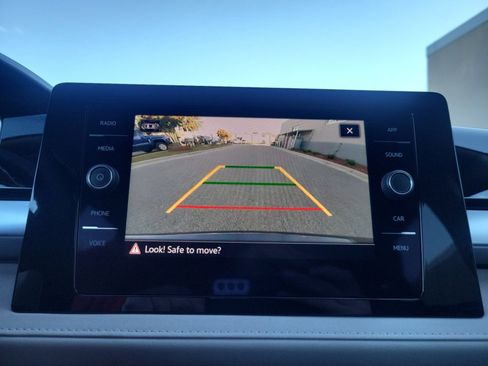 Certified 2025 Volkswagen Taos SE image 22