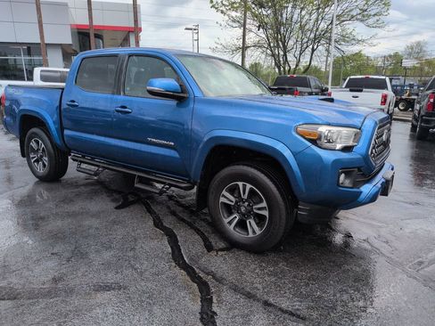 Used 2018 Toyota Tacoma TRD Sport image 7