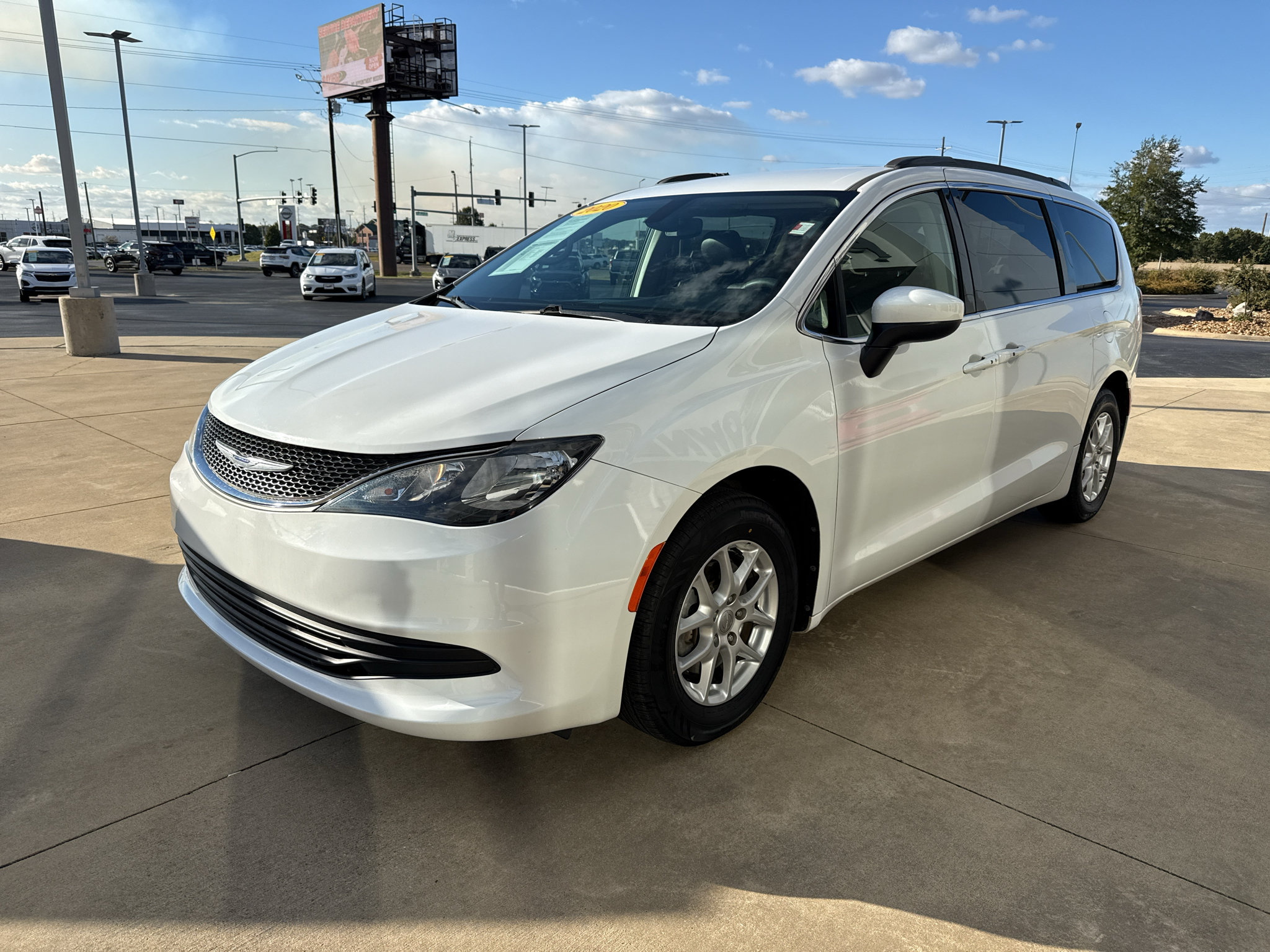 Used 2020 Chrysler Voyager Lxi FWD image 3