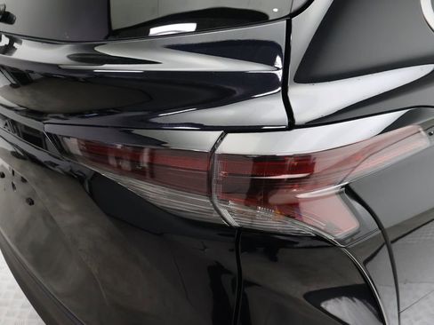 Certified 2025 Toyota Sienna LE image 9