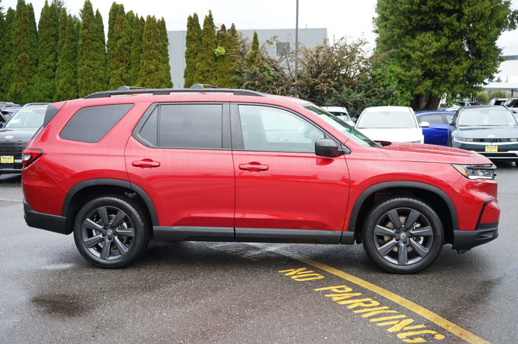 Used 2025 Honda Pilot Sport image 4