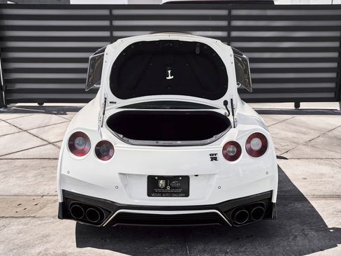 Used 2021 Nissan GT-R Premium image 24
