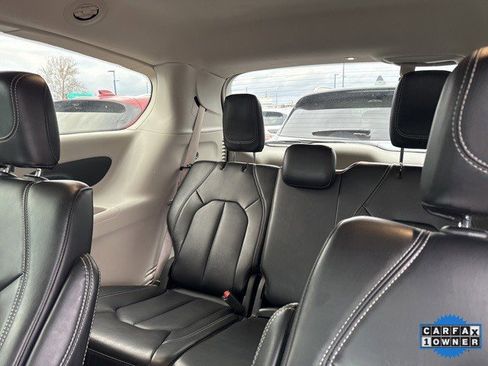 Used 2024 Chrysler Pacifica Touring-L image 6