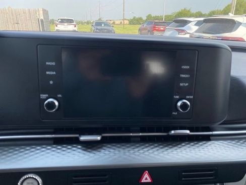 Used 2022 Kia Carnival LX FWD image 7