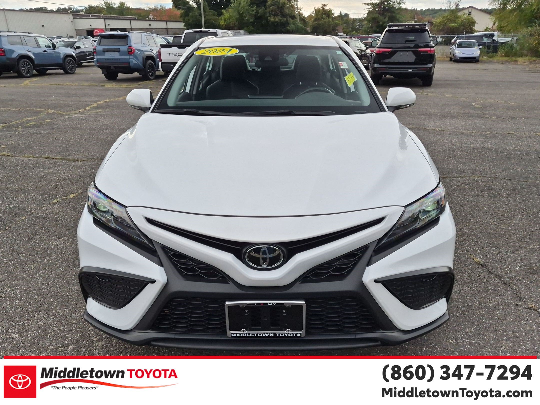 Used 2024 Toyota Camry SE w/ Cold Weather Package FWD image 8