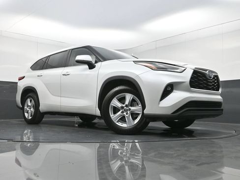 Used 2023 Toyota Highlander LE FWD image 25