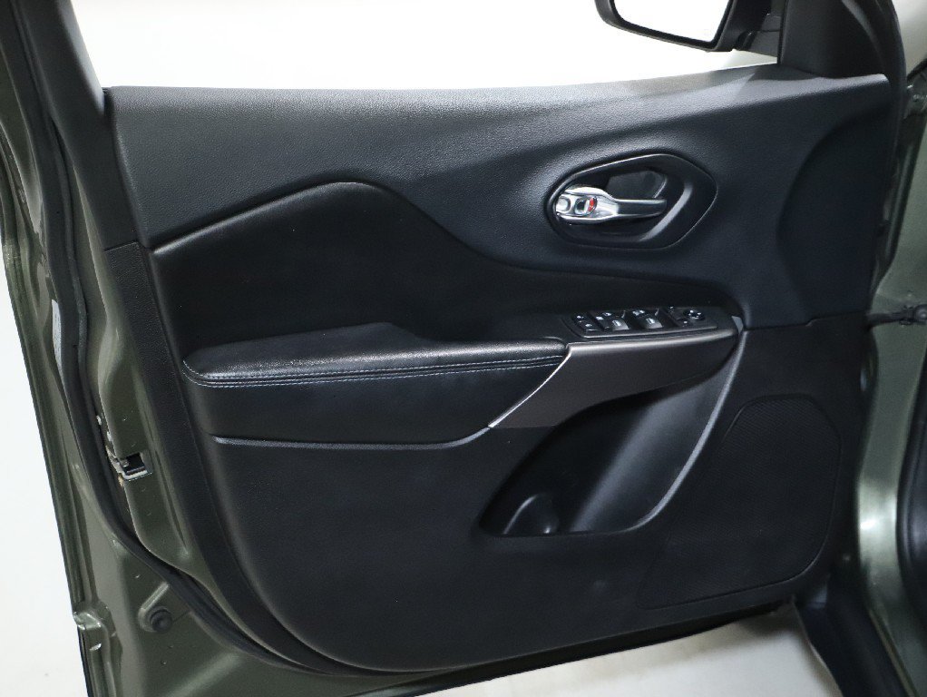 Used 2019 Jeep Cherokee Latitude w/ Popular Appearance Group AWD/4WD image 15