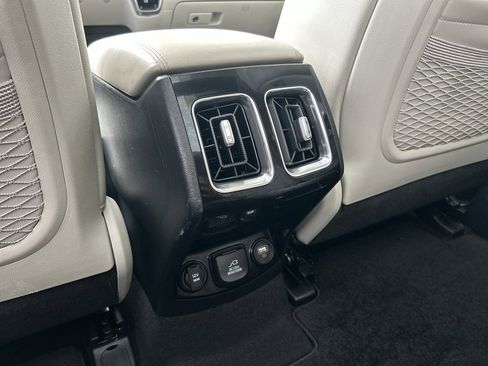 Used 2023 Kia Sorento SX Prestige w/ Panoramic Sunroof Package image 17