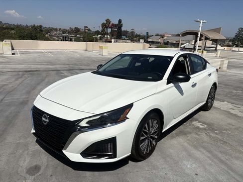 Used 2025 Nissan Altima 2.5 SV FWD image 2
