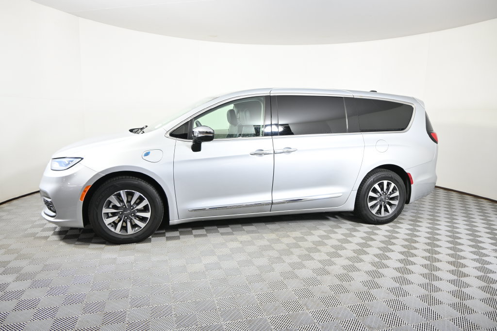 Used 2023 Chrysler Pacifica Limited FWD image 2