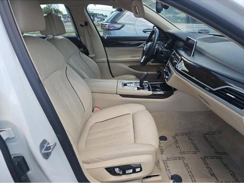 Used 2020 BMW 740i w/ Luxury Rear Seating Package RWD image 10