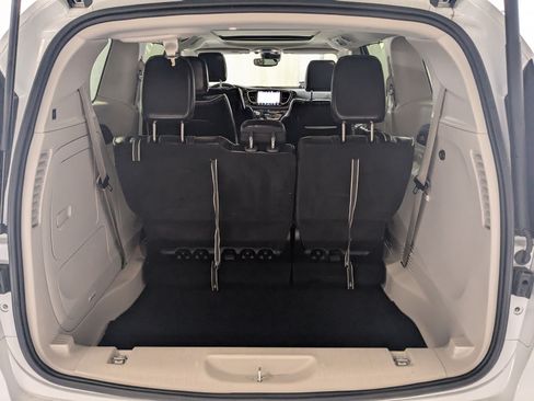 Used 2023 Chrysler Pacifica Limited w/ Uconnect Theater Family Group FWD image 24