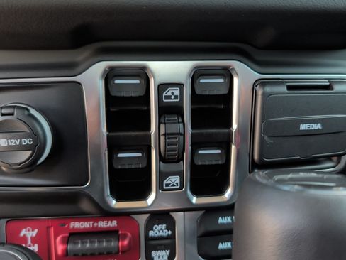 Used 2025 Jeep Gladiator Rubicon AWD/4WD image 9