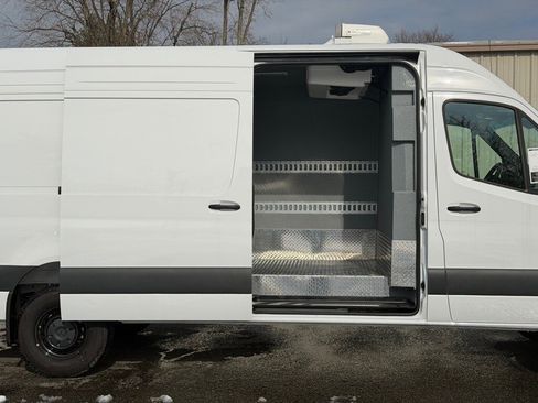 Used 2024 Mercedes-Benz Sprinter 2500 image 8