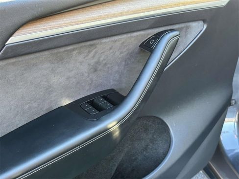 Used 2022 Tesla Model Y Long Range image 17