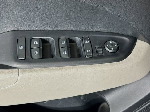 Used 2024 Hyundai Venue SEL image 13