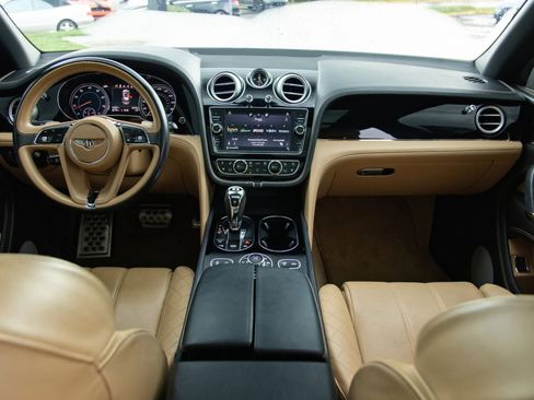 Used 2017 Bentley Bentayga AWD/4WD image 32