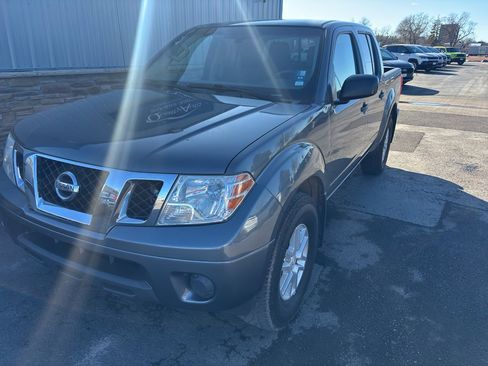 Used 2019 Nissan Frontier SV image 2