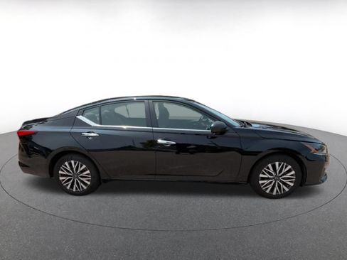 Used 2025 Nissan Altima 2.5 SV FWD image 13