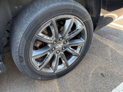 Used 2015 Chevrolet Suburban LTZ RWD image 5
