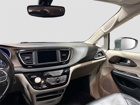 Used 2018 Chrysler Pacifica Touring-L image 22