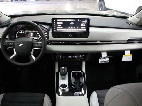 New 2026 Mitsubishi Outlander SE image 20