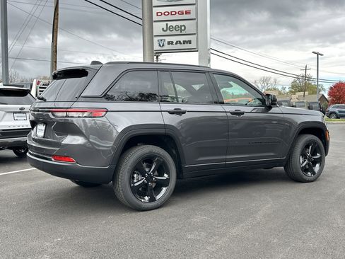 New 2025 Jeep Grand Cherokee Altitude image 18