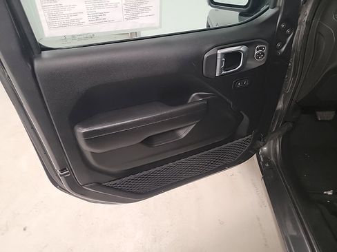 Used 2023 Jeep Gladiator Sport image 11