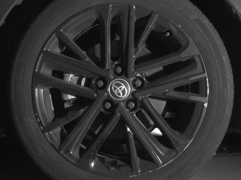 Used 2025 Toyota Camry SE image 12