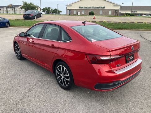 Used 2025 Volkswagen Jetta SE FWD image 5