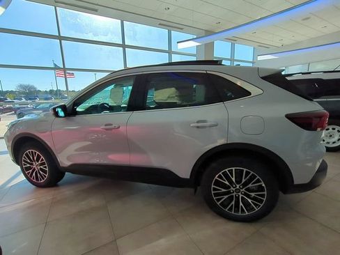 New 2025 Ford Escape SE w/ Class II Trailer Tow Package FWD image 6