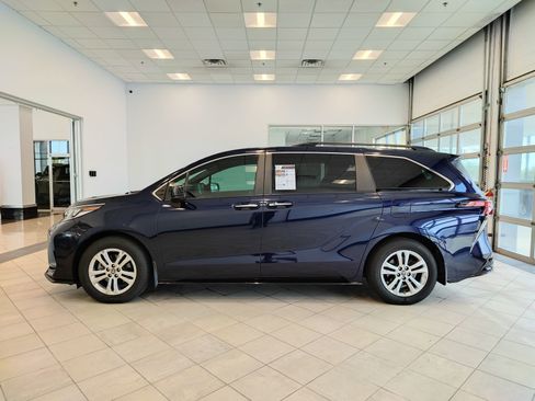 Used 2023 Toyota Sienna XSE w/ XSE Plus Package AWD/4WD image 6