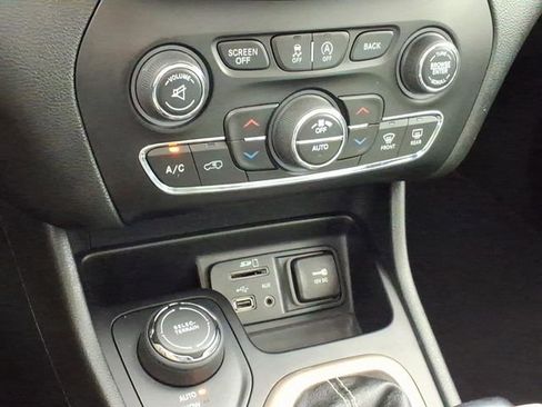 Used 2015 Jeep Cherokee Limited image 23