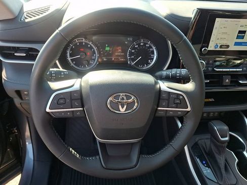 Used 2023 Toyota Highlander XLE AWD/4WD image 15