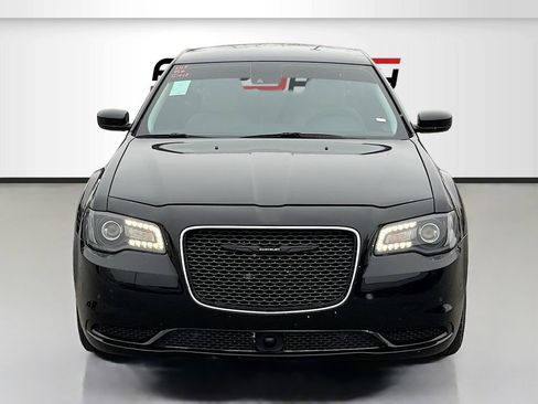 Used 2023 Chrysler 300 Touring w/ Safetytec Plus Group image 2